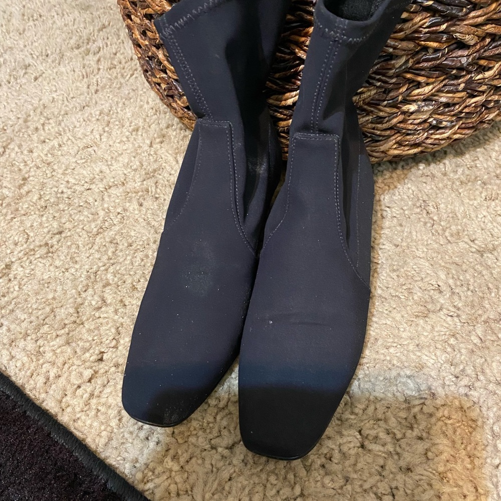 Cute Donald Pliner  cute  black booties